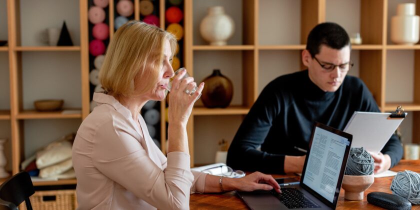 Vrouw achter computer illustratie bij AOW aanvragen