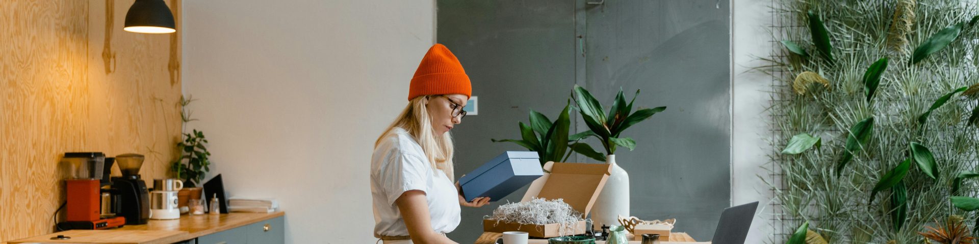 vrouw staat in een keuken te werken als een illustratie bij een blog over demotie en premotie