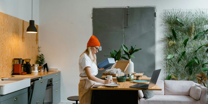 vrouw staat in een keuken te werken als een illustratie bij een blog over demotie en premotie