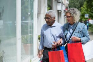 man en vrouw shoppen als afbeelding bij pensioen aankopen met je kapitaal
