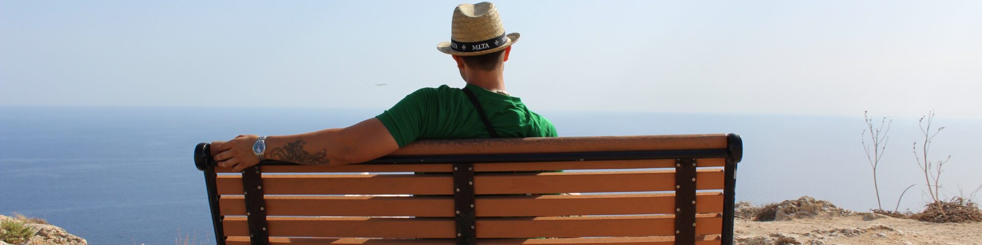 Ma zit op bankje en kijkt naar de zee. als illustratie bij blog over variatie pensioen