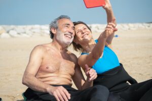 paar maakt selfie op strand als illustratie bij blog over variatie in pensioen
