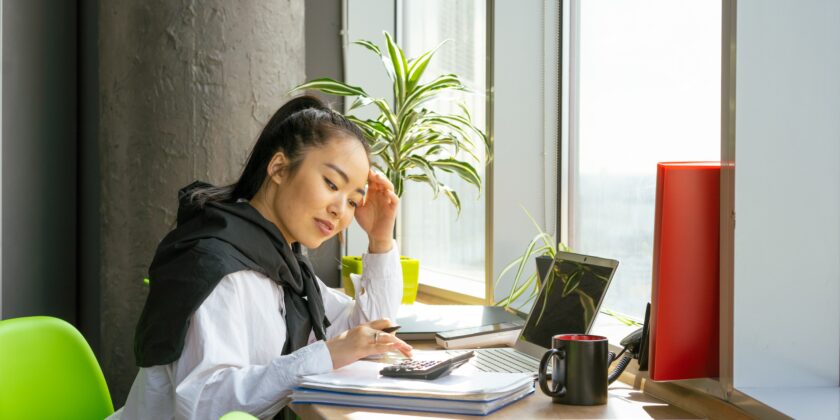 Vrouw maakt berekening, afbeelding bij blog over pensioen uitstellen
