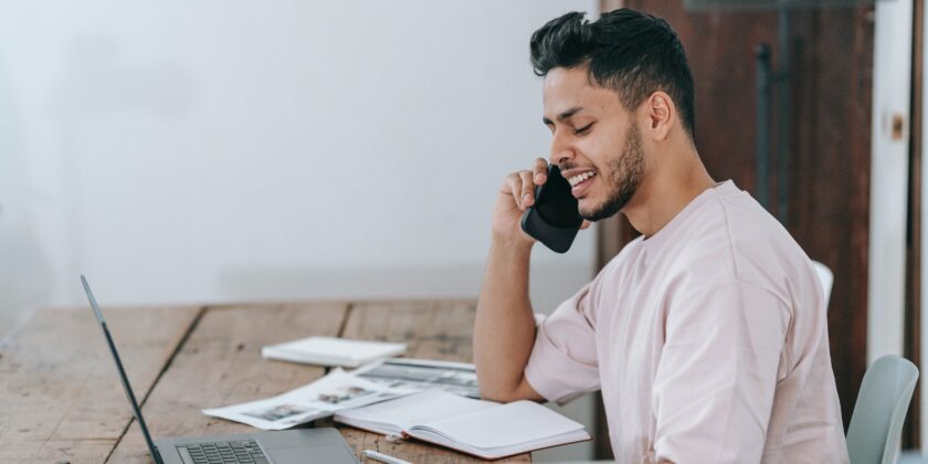 foto van man die achter computer zit als illustratie bij blog over inkomensmiddeling en pensioen