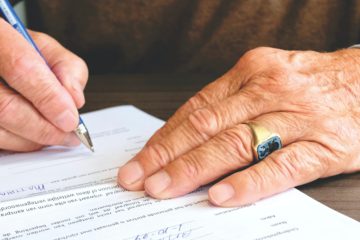 ondertekening van een overeenkomst met een pen, als afbeelding bij een blog over gescheiden en pensioen