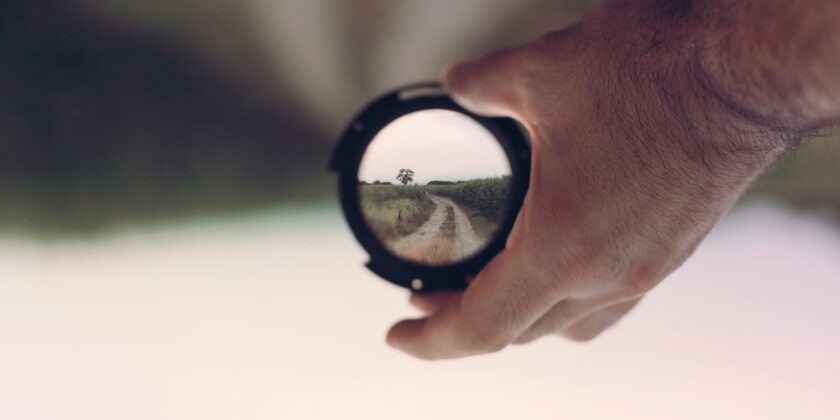 een foto van een lens als illustratie bij een blog over doelen stellen na je pensioen