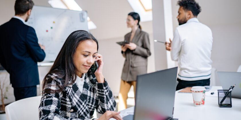 vrouw achter laptop als illustratie bij heffingskorting