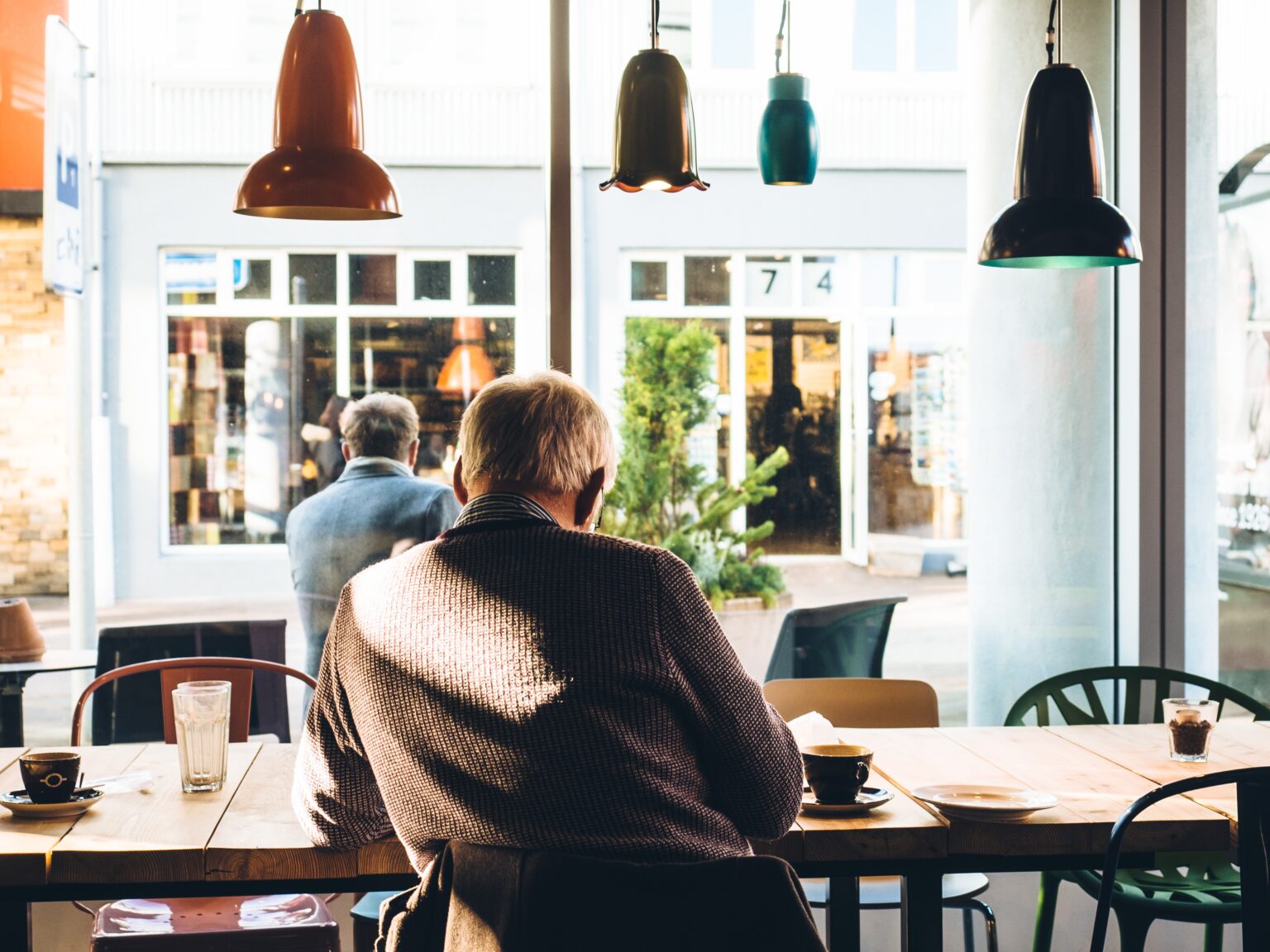 man in stoel met koffie op tafel, illustratie bij als je pensioen te laag is