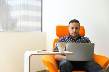 man in stoel met laptop, illustratie bij maak een begroting