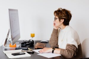 Vrouw achter computer als illustratie bij blog over belasting in het jaar dat je AOW krijgt