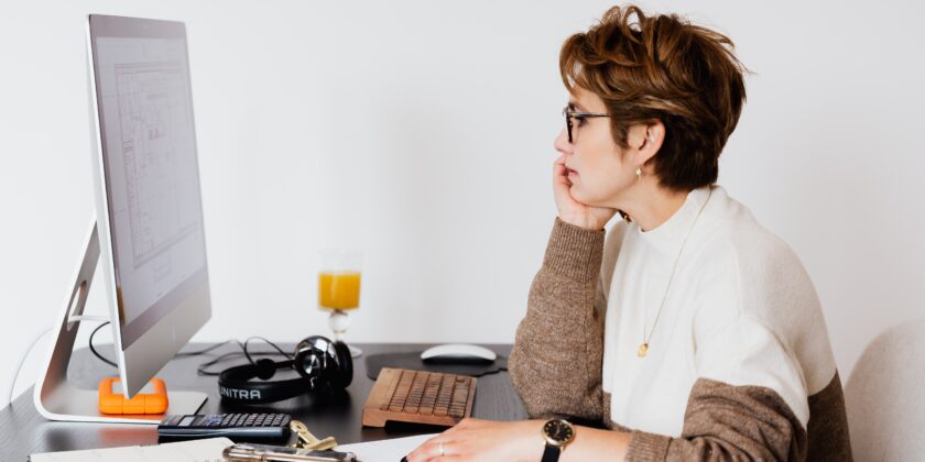 Vrouw achter computer als illustratie bij blog over belasting in het jaar dat je AOW krijgt