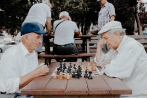 oudere mannen spelen schaakspel, illustratie bij blog over eerder pensioen belasting