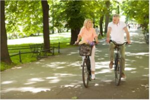 Man en vrouw aan het fietsen