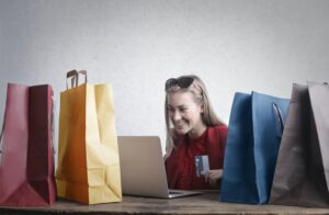 Vrouw die online shopt als afbeelding bij bezuinigen plan van aanpak