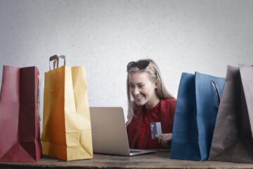 Vrouw die online shopt als afbeelding bij bezuinigen plan van aanpak