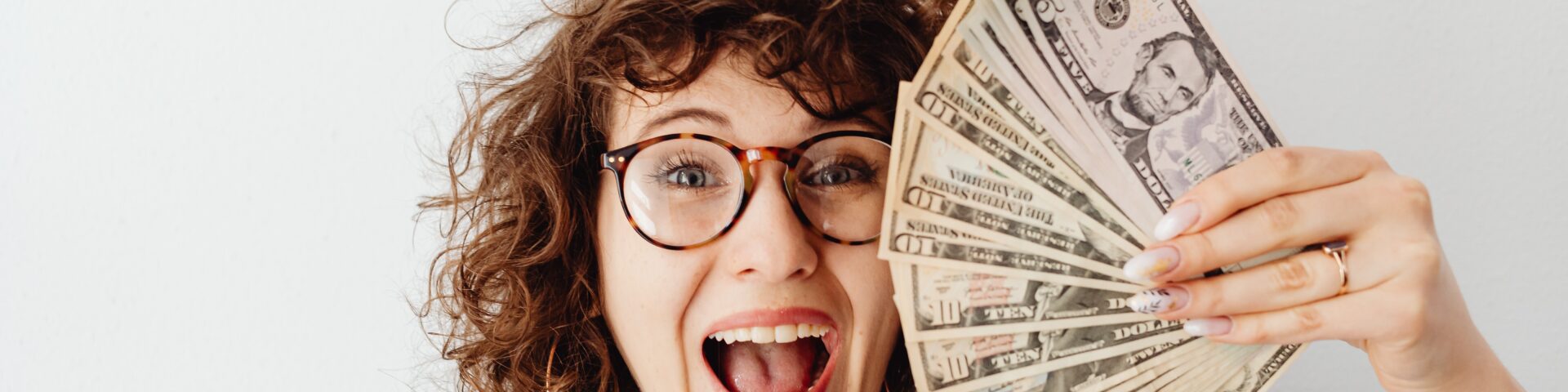 Vrouw met geld als illustratie bij artikel over extra sparen voor je pensioen