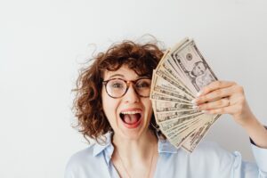 Vrouw met geld als illustratie bij artikel over extra sparen voor je pensioen