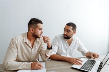 twee mannen in gesprek als illustratie bij advies shoppen pensioenkapitaal
