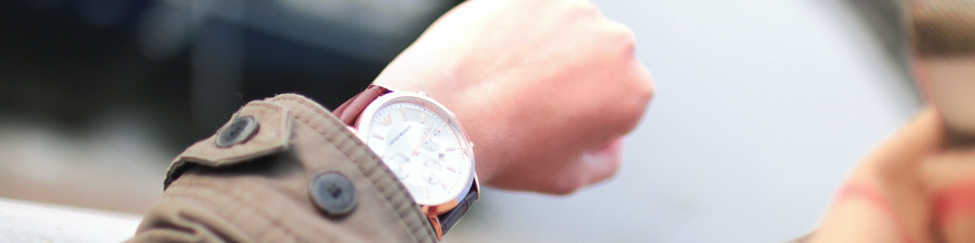Horloge aan arm van man, als illustratie bij artikel over shoppen met je pensioenkapitaal last-minute