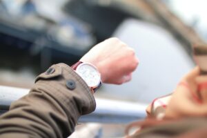 Horloge aan arm van man, als illustratie bij artikel over shoppen met je pensioenkapitaal last-minute