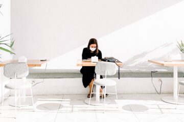 Vrouw achter tafel als illustratie bij blog over spaargeld voldoende na je pensioen