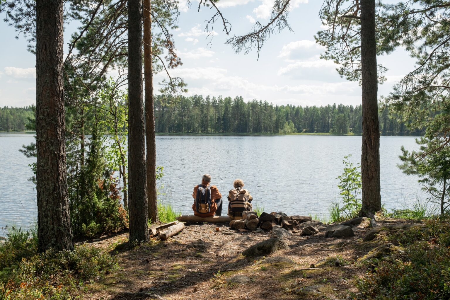 2 mensen aan een meer als illustratie bij blog over 10% pensioen ineens