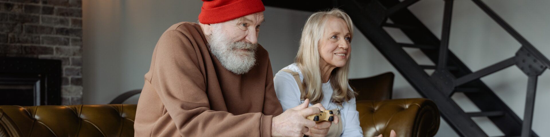 man en vrouw spelen computerspel op bank als afbeelding bij blog over 7 essentiële onderdelen van je dag