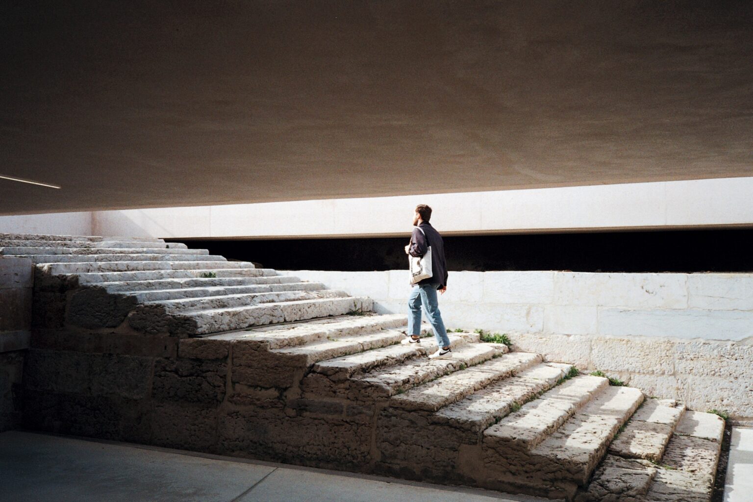 Man op trap als illustratie bij blog over geïndexeerd pensioen