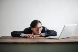 Man hangt op bureau achter computer als afbeelding bij artikel over pensioen rente