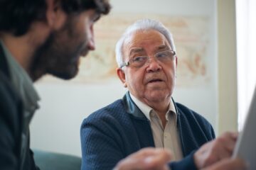 oudere man in gesprek met man met baard als illustratie bij blog over pensioen ineens