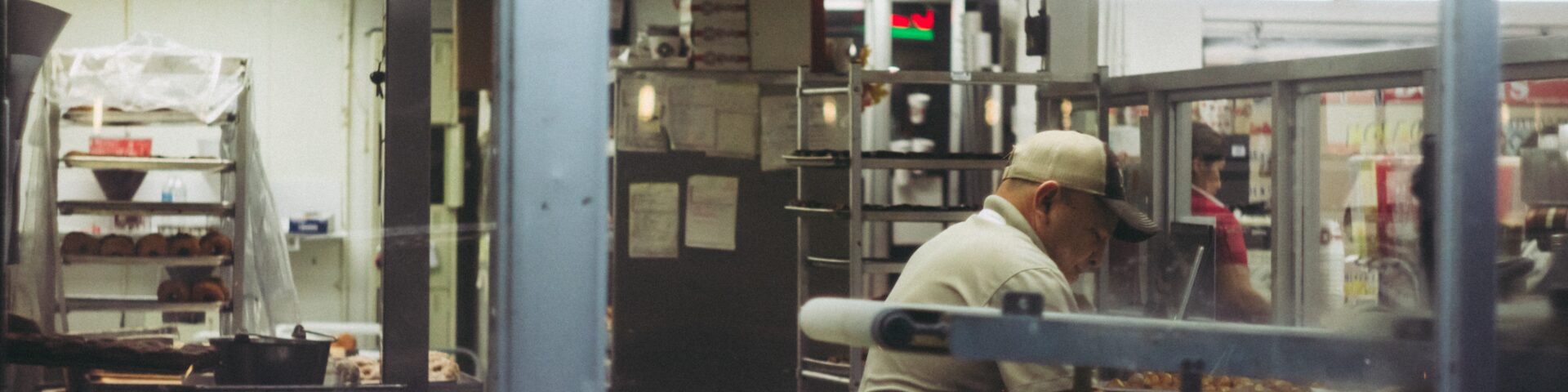 man werkt in bakkerij met deeg op een tafel, afbeelding bij blog over pensioen uitkeren terwijl je werkt