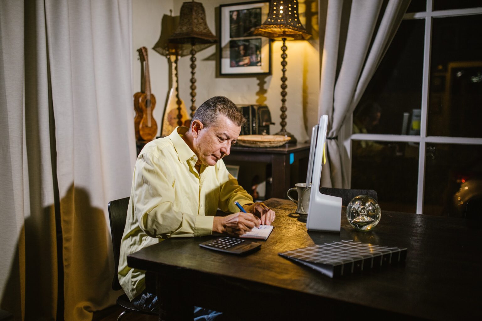 man zit achter tafel en maakt berekening als illustratie bij een blog over vervroegen pensioen duurder