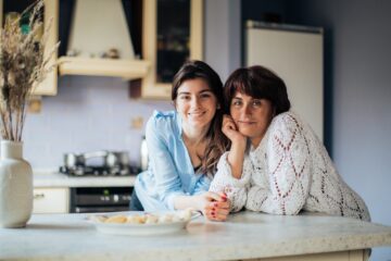 moeder en dochter in een keuken als afbeelding bij een blog over de nabestaandenbox