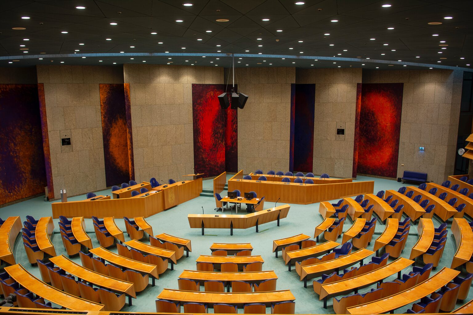 foto van een lege tweede kamer in Nederland als afbeelding bij een blog over nieuwe pensioenwet