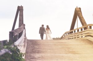 man en vrouw maken trouwfoto op een brug als afbeelding bij blog over partner krijgen na pensioendatum