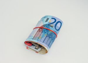 rolletje bankbiljetten met 20 euro aan de buitenkant als afbeelding bij een blog over meer rente op je spaargeld na je pensioen