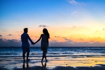 man en vrouw op het strand bij zonsondergang als afbeelding bij een blog over maximaal partnerpensioen