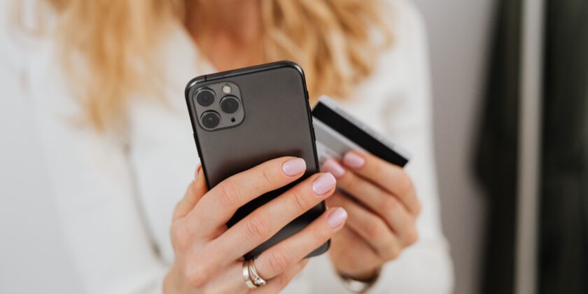 vrouw betaalt online bij shoppen als afbeelding bij blog over kosten pensioenadvies aftrekbaar