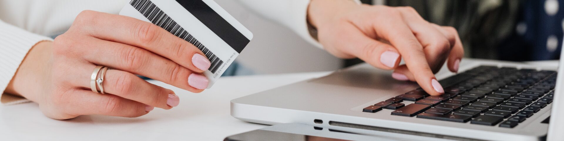 vrouw doet online betaling op een laptop met een bankpas als afbeelding bij een blog over los niet teveel hypotheek af na je pensioen