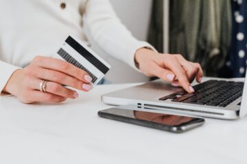 vrouw doet online betaling op een laptop met een bankpas als afbeelding bij een blog over los niet teveel hypotheek af na je pensioen