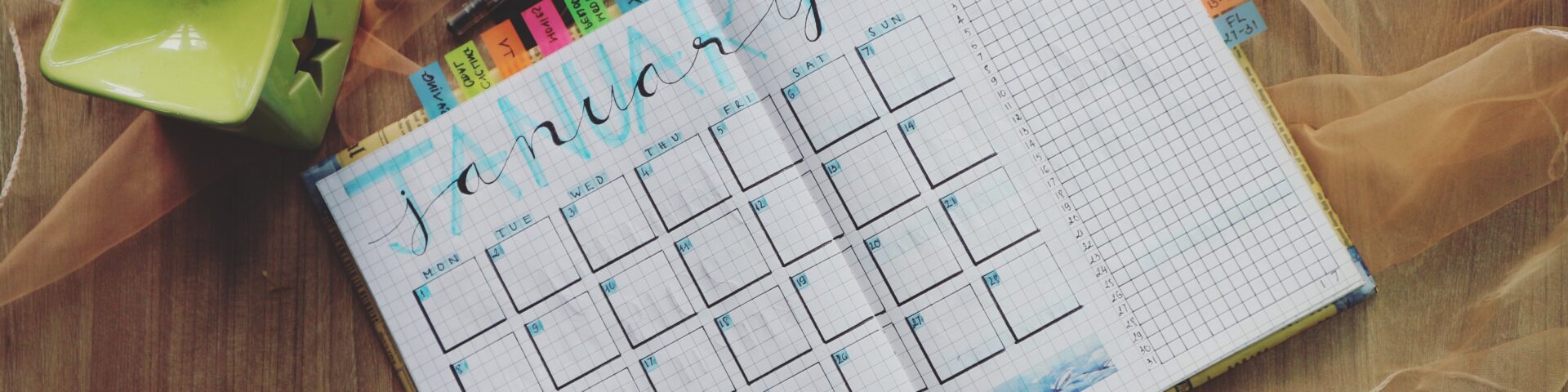 kalender van januari met daarbij pennen, als afbeelding bij een blog met pensioen gaan december in plaats van januari