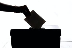 stembiljet wordt in stembus gedaan als afbeelding bij een blog over verkiezingsuitslag en en pensioen