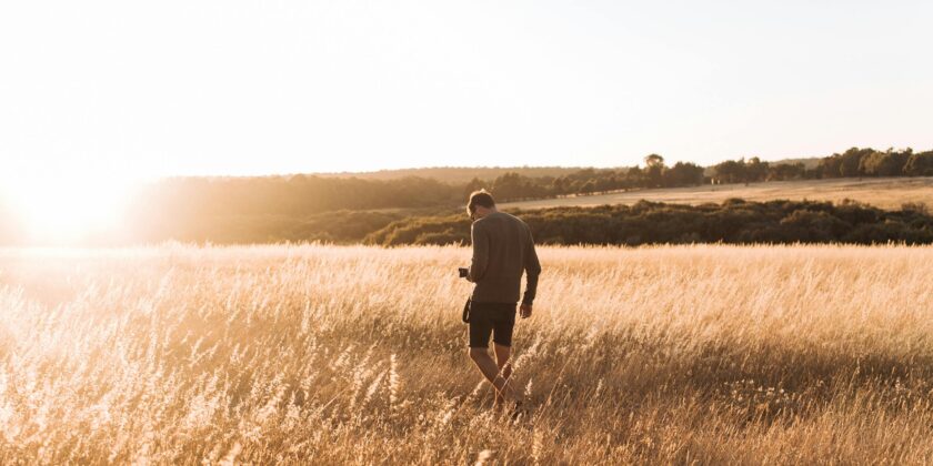 man loopt in de natuur als afbeelding bij een blog over individueel pensioen inzicht traject of cursus