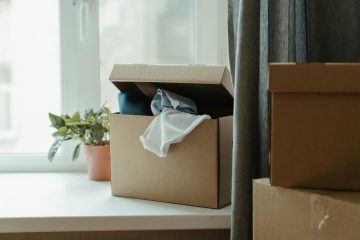 Een doos met spullen in een vensterbank als afbeelding bij een blog over opgeruimd met pensioen