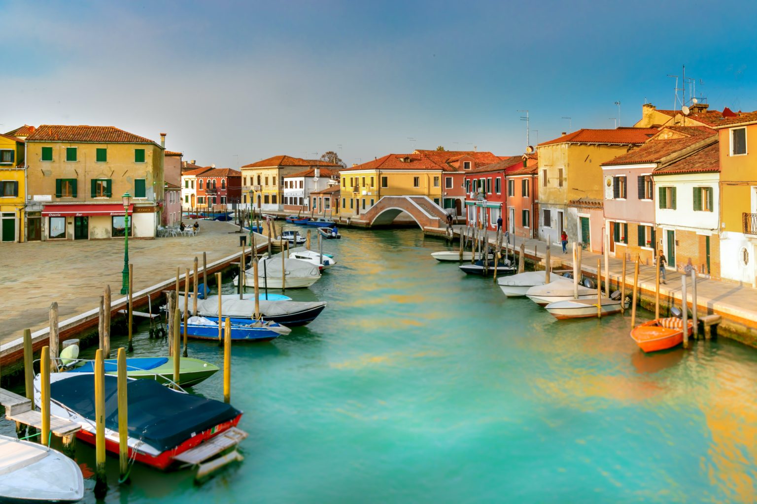 bootjes in een kleine haven als afbeelding bij een blog over invaren pensioen