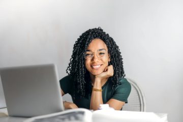 vrouw zit achter een computer als afbeelding bij een blog over raisin