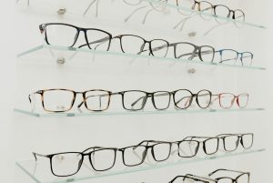 Keuze uit verschillende brillen bij een blog over soorten pensioenuitkering