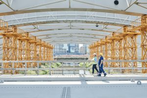 twee mensen lopen op een brug in aanbouw bij een blog over maximaal overbruggingspensioen