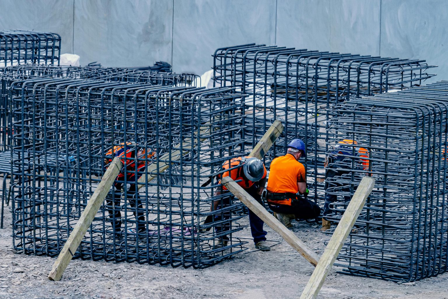 mensen werken aan een metalen rek als illustratie bij 80-90-100 regeling