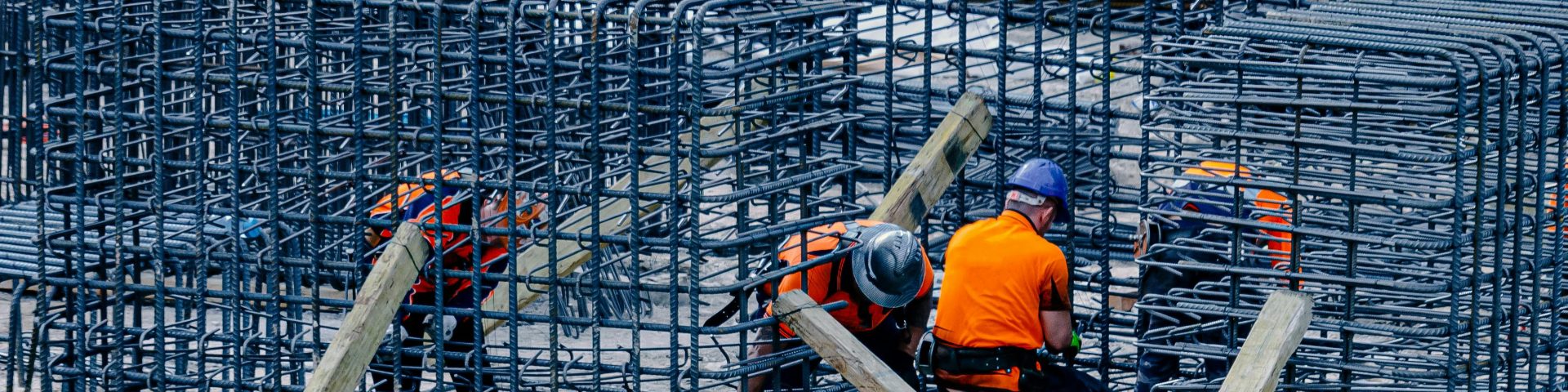 mensen werken aan een metalen rek als illustratie bij 80-90-100 regeling